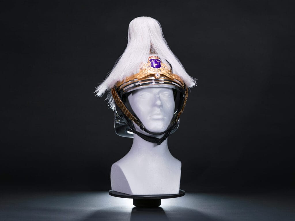 Paradridhjälm officer, med plym